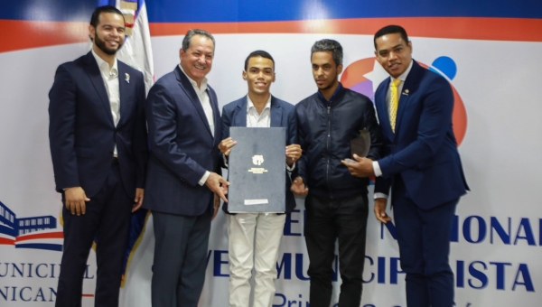 Porfirio Peralta participa en acto de reconocimiento a Joven Municipalista